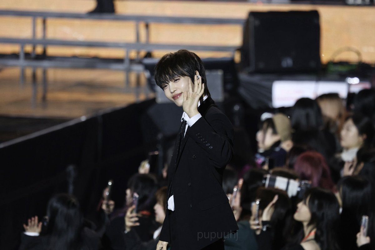 눈웃음 넘 예뽀니야 #형준