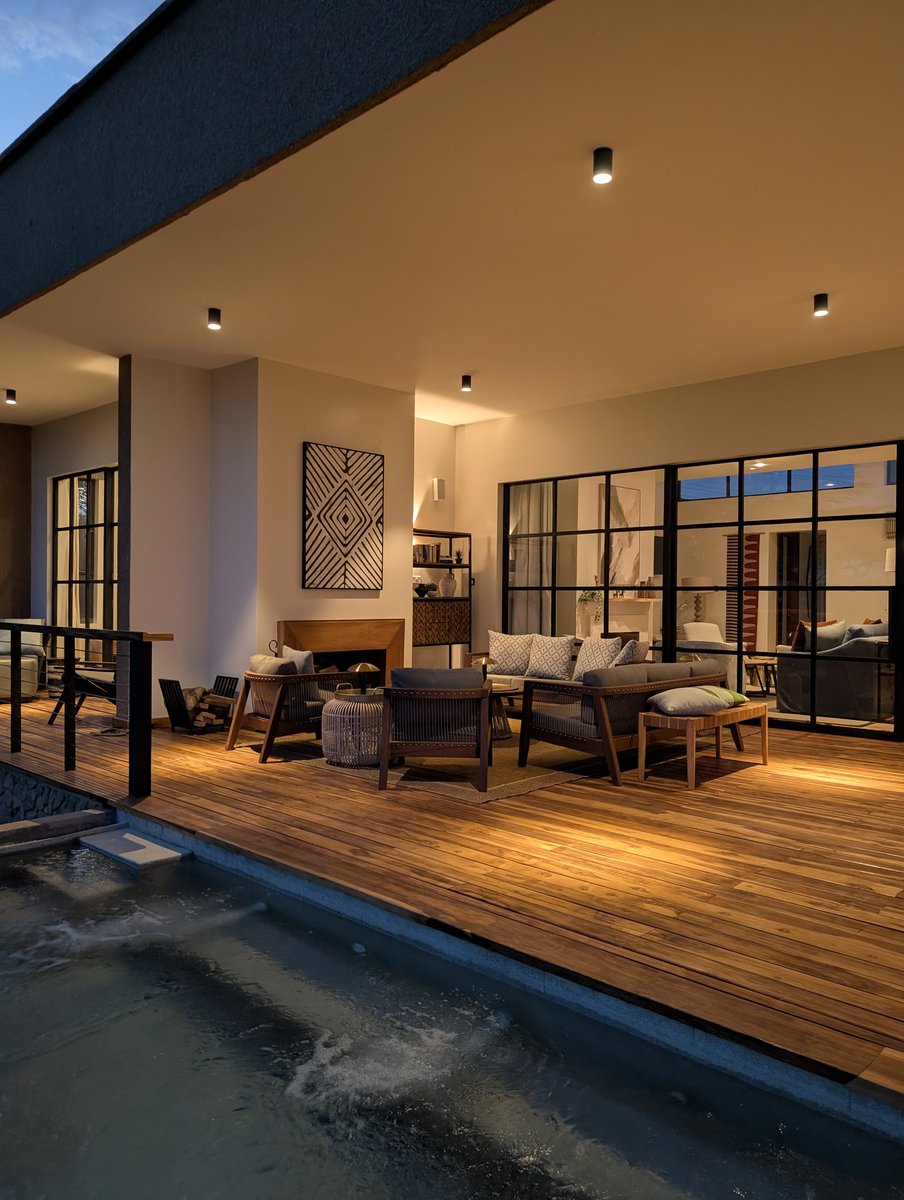 ms_mutegi's tweet photo. Lily Lake House by night. https://t.co/X7PR8eiet5