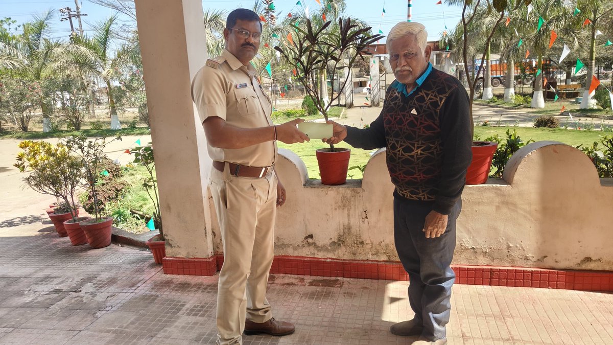 SPNUAPADA's tweet photo. 📱 Found. Traced. Returned.
A lost phone. A worried citizen.
Swift action by Jonk PS ensured safe recovery and return to its rightful owner.
We care. We will always care.
#NuapadaPolice #JonkPS #TrustEarned #PolicingWithPurpose #CommunityFirst
@DGPOdisha
@odisha_police
@CIDOdisha
@digswrkoraput
@DM_Nuapada