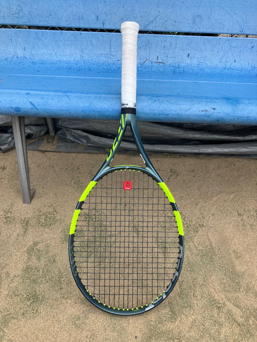 mayz7's tweet photo. 試合で100を使った。RPMブラスト45lbs。前方向へ振り抜きやすい。バックアウトかなと思った打球が収まることも多く、確りスピンが掛かっているようだ。勝手に軌道が上がるラケットではないので、ちょっと持ち上げるつもりで打つのがコツかなと思う。#babolat #PUREAERO https://t.co/RY87wyftI9