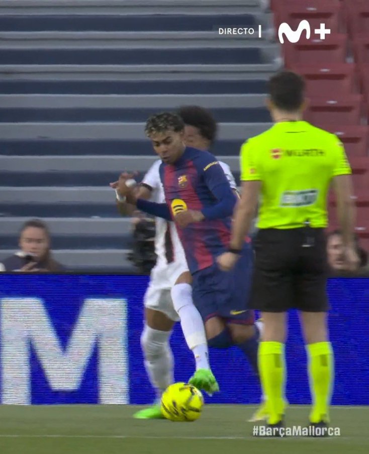 Si un árbitro no pita este penalti, puede ser por dos cosas:

1. Porque ha recibido órdenes de perjudicar a un equipo.
2. Porque tiene alterada la percepción de la realidad.

En cualquiera de los dos supuestos tendría que ser inhabilitado a perpetuidad para ejercer el arbitraje.