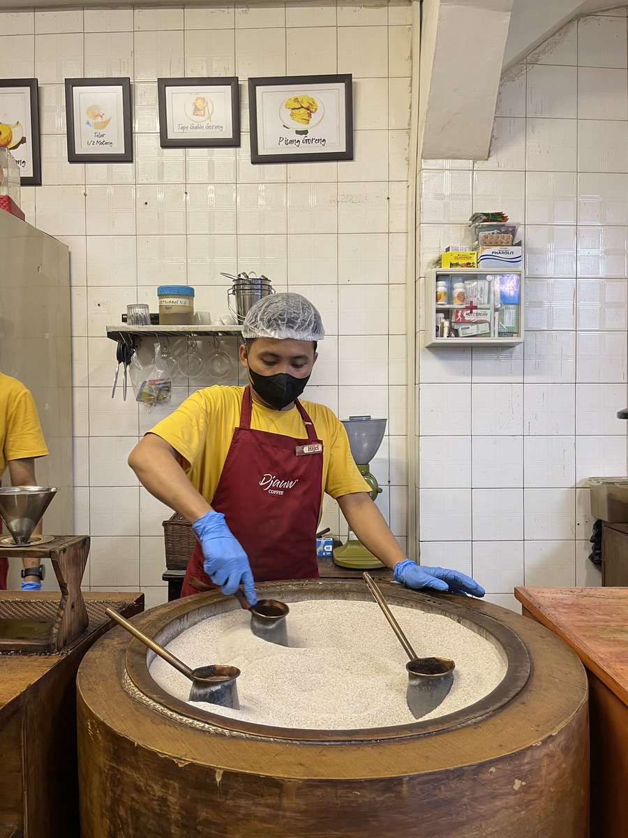 mbape_'s tweet photo. Djauw Coffee Pasar Glodok, dipikir-pikir kok lucu

Interior klasik. Menu otentik.
Tapi playlistnya? Idgitaf

Seduhannya ala kopi Turki,
namanya pakai aksara Hokkien,
“Djauw” artinya Jawa.

Jadi ini ngopi Jawa apa ngopi Turki? penting enak wislah 🤣

#kopiglodok #kulinerglodok https://t.co/YppltNb2i8