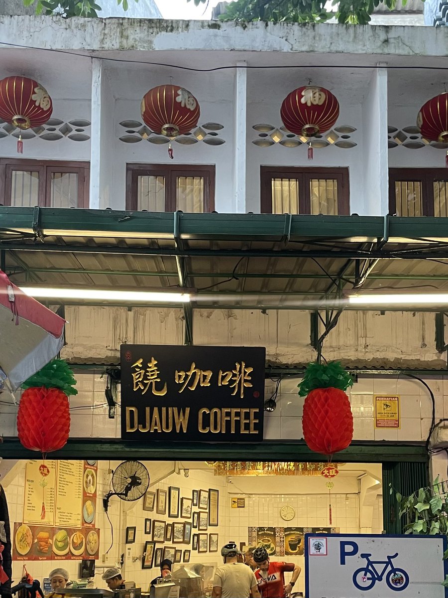 mbape_'s tweet photo. Djauw Coffee Pasar Glodok, dipikir-pikir kok lucu

Interior klasik. Menu otentik.
Tapi playlistnya? Idgitaf

Seduhannya ala kopi Turki,
namanya pakai aksara Hokkien,
“Djauw” artinya Jawa.

Jadi ini ngopi Jawa apa ngopi Turki? penting enak wislah 🤣

#kopiglodok #kulinerglodok https://t.co/YppltNb2i8