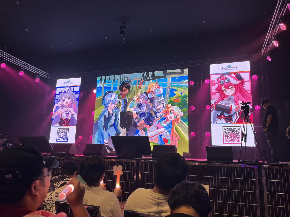 nopirisu's tweet photo. #hololiveMeet #ANIMONIUM2026 
สนุกมากกกกก มีใครเห็นนพมั้ยยย 
สาวน้อยตะเร้กที่ถือแท่งไฟ Crunchyroll อยู่ในฮอลไง😆 https://t.co/wlp0cCdFIr