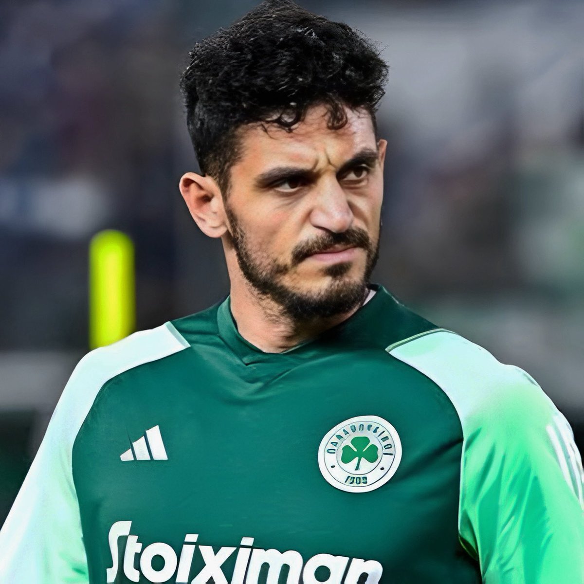 ajansmuhbir1923's tweet photo. ⚠️ Samet Akaydın, Panathinaikos’ta forma giydiği dönemde, 19 Mayıs paylaşımı yaptığı gerekçesiyle kadro dışı bırakılmasının perde arkasını anlattı:

• Yunanistan'da 19 Mayıs... O zaman Olympiakos maçımız vardı. Ben de ilk 11 oynuyordum o maçta.

• Sabah kahvaltıya kalktık, 19 Mayıs sabahı. Öğleden sonra paylaşımı yaptım.

• Paylaşımı yaptıktan sonra toplantıya bir girdim; baktım ilk 11'de değilim. Çıkarmışlar beni ilk 11'den.

• Toplantıdan çıkınca sportif direktörleri geldi bana, konuştuk. "Böyle bir paylaşım yapmışsın. Bunu kaldırmak zorundasın" dedi. "Çok büyük bir tepki var sana karşı" dedi.

• Dedim ki; "Bu bizim ülkemizin milli bayramı" dedim yani. "Sizle bir alakası yok bunun" dedim. Ama bunu böyle algılamıyorlar falan, "Silmek zorundasın, silmezsen sıkıntı çıkacak" dediler.

• "Ben silmiyorum" dedim. "Niye sileyim? Türk'üm. Benim milli bayramım ve onu kutlayacağım" dedim yani. "Sizi ilgilendiren bir şey yok burada" dedim.

• Neyse dediler, üstünü kapattılar. Sonra arkadan tabii mesajlar falan atıyorlar; "Ne olur sil" falan...

• Soyunma odasına girdik, sonra baktım bu sefer formam da yok. Formamı da kaldırmışlar.

• Yanına çağırdı; "Biz seni kadroya alamayacağız. Şu an statta sana çok büyük tepki var" dediler. "Seni burada koruyamayız, sen maç bitene kadar soyunma odasında kalmalısın" dediler.

• “Siz ne anlatıyorsunuz ya?” dedim. Ben menajerimi aradım direkt tabii. "Gel beni al buradan" dedim. Ben direkt stattın çıktım, kalmadım.

• Ben daha dönmedim ondan sonra geri zaten. O ara Panathinaikos'ta yani belki de bonservisimi alacaklardı yani Fenerbahçe'den yani... Öyle bir durumdaydı, konuşuluyordu. Fatih Hoca gittikten sonra da konuşuldu ama o olaylardan sonra zaten yollar ayrıldı.