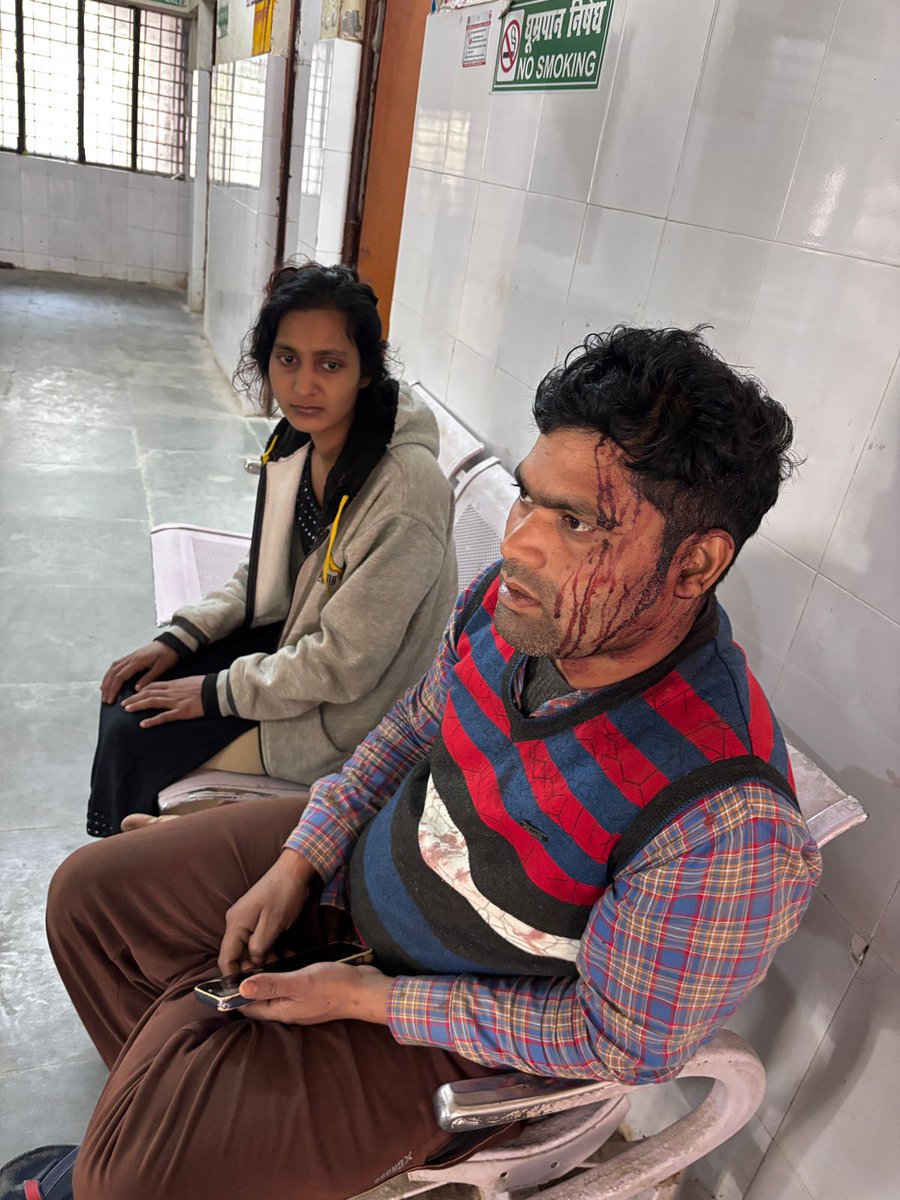 Siddharth0645's tweet photo. @sultanpurpolice @Uppolice
@igrangeayodhya सुल्तानपुर जिले के थाना बल्दीराय दुर्गापुर गाँव में सामंती गुंडों द्वारा किये गये जानलेवा हमले में घायल पीड़ितों को शीघ्र स्वस्थ होने की प्रकृति से प्रार्थना करता हूं और@UPGovt से बेहतर ईलाज और हमलावरों पर सख़्त कार्यवाही की मांग करताहूं https://t.co/F8vlAK8g0b