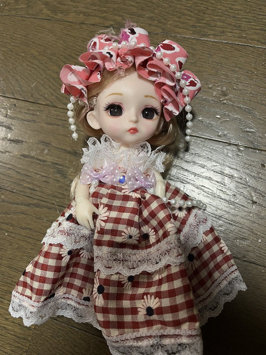 5matanbo's tweet photo. 今日お迎えしたドール
この子の髪の毛と素体に、接着剤で洋服が直に付けてあるんですが、綺麗にとる方法ご存知なら教えてほしいです https://t.co/ur6p8bgFIh