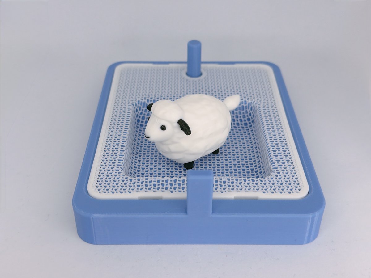 【3Dプリント試作ログ②】
熱成形メッシュカバーの作り方🛠️

①平らなPLAメッシュを自作金型へ
②ドライヤーでメッシュが柔らかくなるまで加熱
③上の型でギュッと押し込む
④完成！

驚くほど綺麗に形が馴染みます✨

#3Dプリント
#熱成形
#メッシュ
#ものづくり
#個人開発 
#メイキング