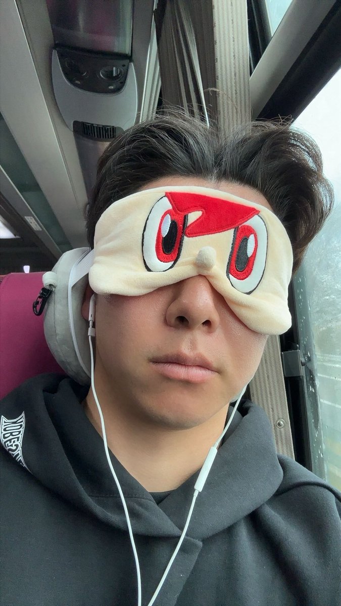 vikio99's tweet photo. みんな〜😊 これ、めっちゃええヨ〜✨ 寝やすいネーン💤 すぐに頭の位置、決まっちゃうネーン🥰😝
触り心地もふわふわでナ〜💕 「一回使ったら、もう手放せへん🫰」って、言う人続出中だヨ〜😘😍
そんなグッドな商品の名前は、コーロクン・アイマスクピローやでーん❗️✨ 
https://t.co/53Cq1RgmSJ https://t.co/2w0CHlZAIc