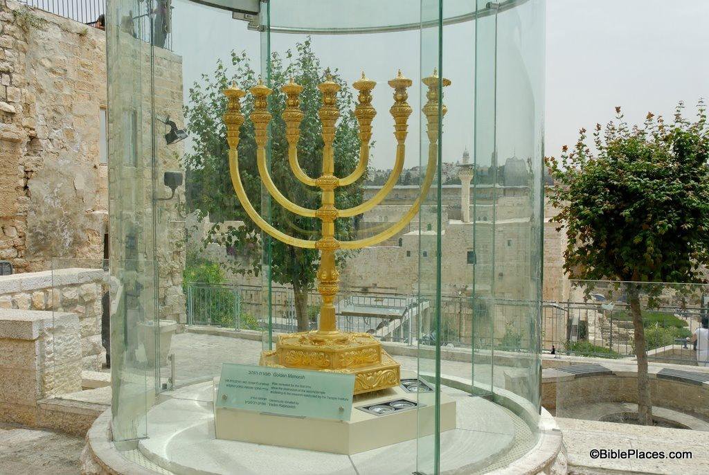 DafTweeter's tweet image. #dafyomi Menahot 28b repeats the prohibition in Avodah Zarah 43a of making a metal menorah with 7 branches. Who gave the Temple Institute permission to make this menorah?