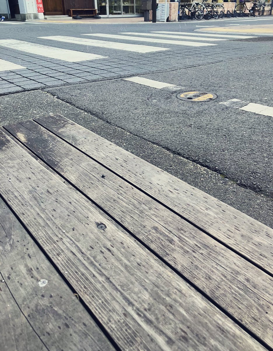 bo_7ken's tweet photo. 間違いなく雪が降っている状態ですので100円均一のコーナーを店内に移動させました。 https://t.co/Uc6x52GEAB