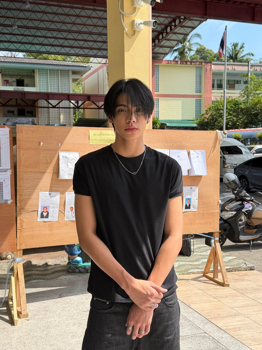 nomore_husjia's tweet photo. รู้สึกว่าค่ายบรีฟน้องๆโอเคเลยนะ ไปเลือกตั้งถ่ายรูปลง + ใส่เสื้อดำ-ขาวป้องกันดราม่าเลือกข้าง แบบนี้แหละเริ่ด 
#BUSbecauseofyouishine https://t.co/8oBW4E3exA