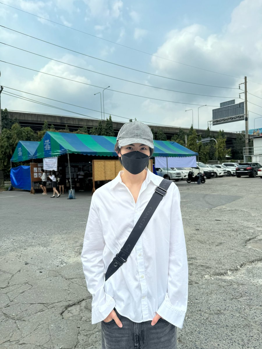 nomore_husjia's tweet photo. รู้สึกว่าค่ายบรีฟน้องๆโอเคเลยนะ ไปเลือกตั้งถ่ายรูปลง + ใส่เสื้อดำ-ขาวป้องกันดราม่าเลือกข้าง แบบนี้แหละเริ่ด 
#BUSbecauseofyouishine https://t.co/8oBW4E3exA