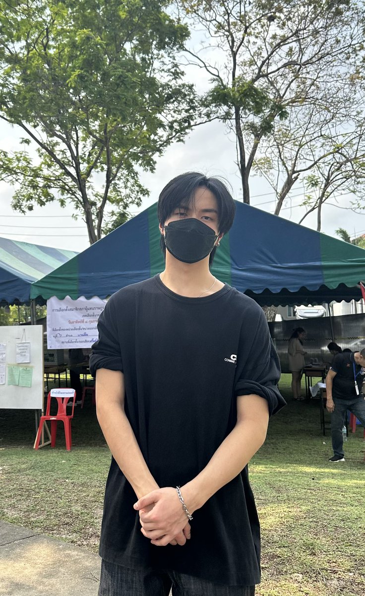 nomore_husjia's tweet photo. รู้สึกว่าค่ายบรีฟน้องๆโอเคเลยนะ ไปเลือกตั้งถ่ายรูปลง + ใส่เสื้อดำ-ขาวป้องกันดราม่าเลือกข้าง แบบนี้แหละเริ่ด 
#BUSbecauseofyouishine https://t.co/8oBW4E3exA