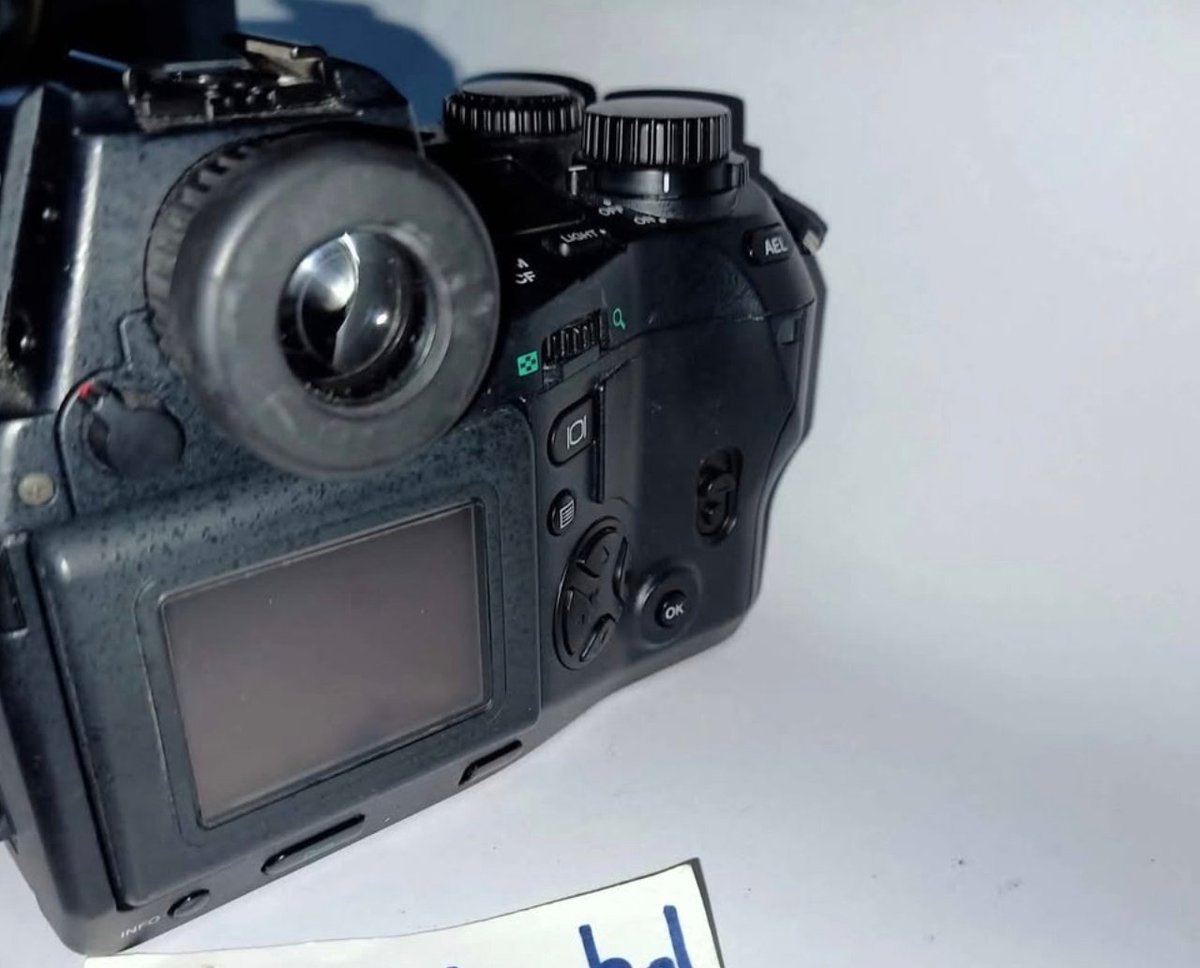 コンデジなのに一眼レフと言うオリンパスCamedia E-20 動作未確認