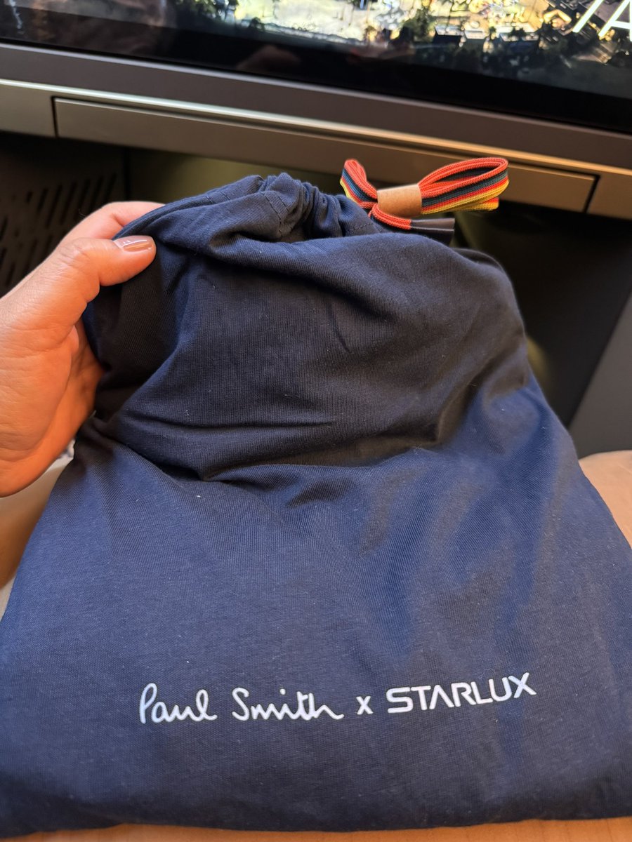 Starlux airlines แจกชุดนอนของ Paul smith ด้วยในที่นั่ง Business class  ได้นอนยาวล่ะ เดินทาง 14 ชั่วโมง 40 นาที จาก LA ถึง ไทเป ✈️ 💤