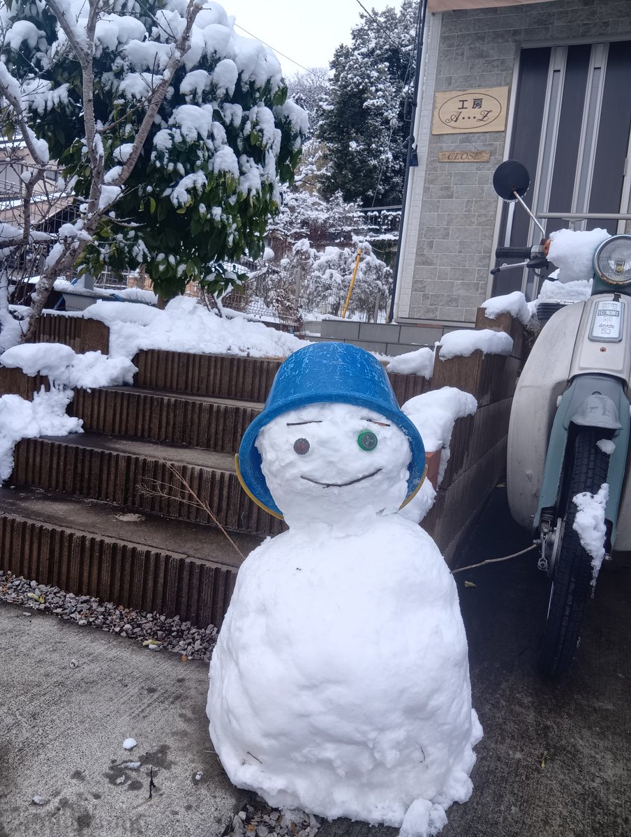 KoubouAZ's tweet photo. @lynmock 子どもたちが雪だるまを作りました。顔の部分はお父さん。 https://t.co/9yuWDkwuzH