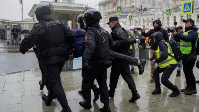 Rootsalert's tweet photo. Horror in Russia: 4 Indian Medical Students Stabbed in Ufa Hostel Attack; Neo-Nazi Link Suspected
Read more - https://t.co/zyn0lkCqtE

#RussiaAttack #IndianStudents #Ufa #MEA #WorldNews #BreakingNews #StudentSafety #BashkirUniversity https://t.co/CCprlqK4r2