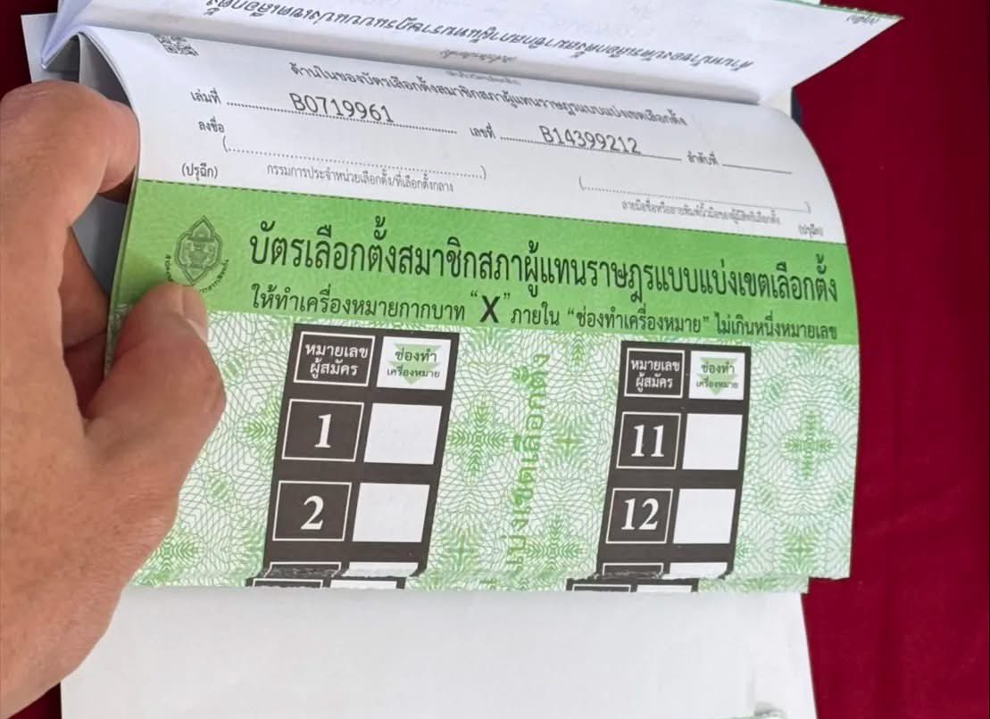 ผมตามดูข่าวไอ้ที่เจ้าหน้าที่ฉีกบัตรเลือกตั้งผิดน่ะ ดูตรงต้นขั้ว มันยังไม่มีคนเซ็นครับบัตรเลยหนิ

ปกติเราต้องยื่นบัตร ปชช แจ้งลำดับที่ เค้าเช็คแล้วจะเขียนลำดับที่เราตรงขวาบน แล้วให้เราเซ็นต์ชื่อ แล้วค่อยฉีกบัตรให้เรา อันนี้ยังไม่มีคนเซ็นต์ละเขาฉีกบัตรเลือกตั้งเอาไปทำอะไรอ่ะ🤔