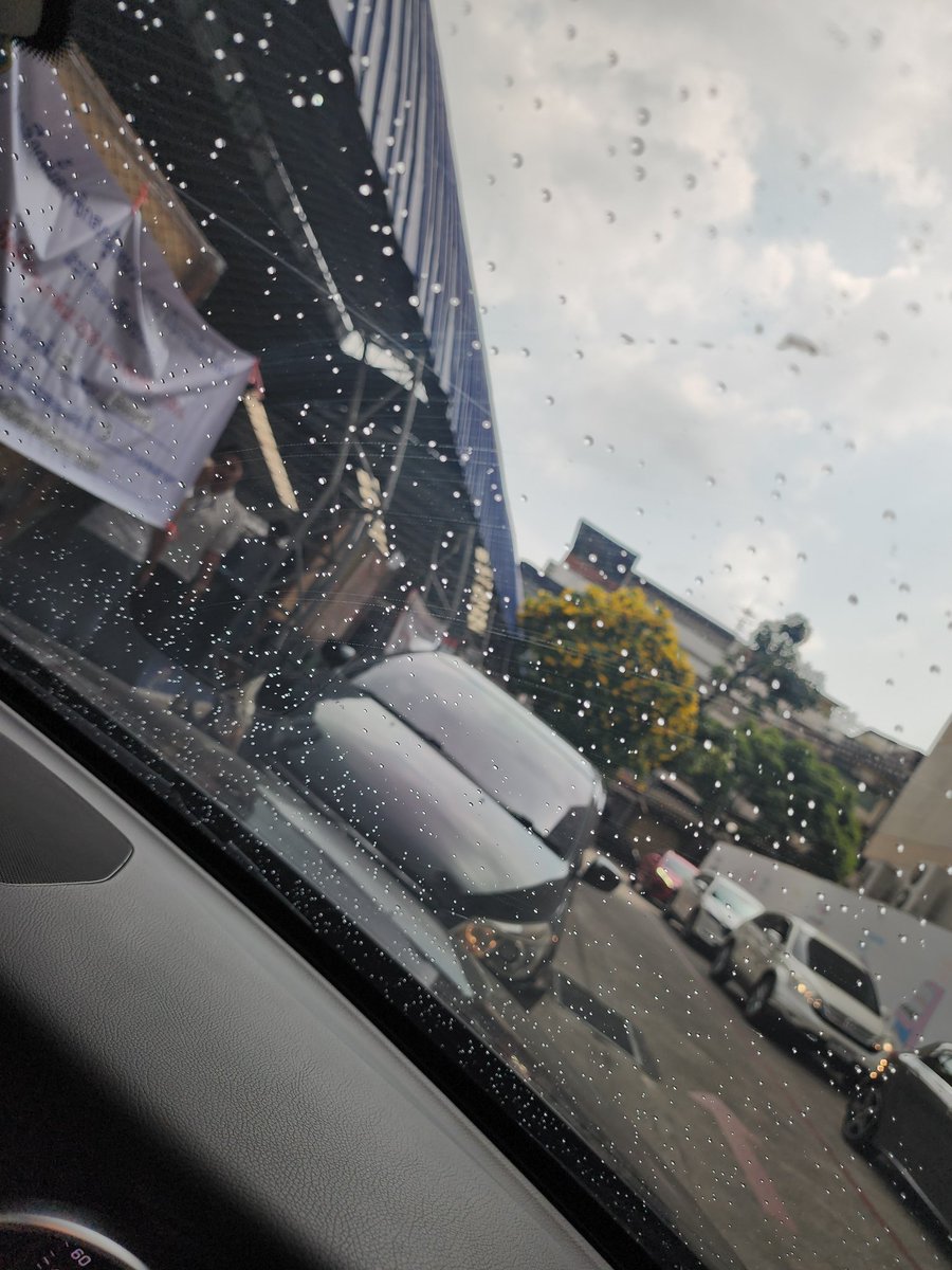 gunnapatn's tweet photo. (13:35น.) เขตสาทร ยานนาวาตอนนี้มีฝนตกประมาณนึงเลยนะครับ ใครกำลังออกมาใช้สิทธิเลือกตั้งแถวนี้ พกร่มติดมาด้วยนะครับ ผมก็เกือบเดินมาแล้วตอนแรก5555 แต่ยังไงก็อย่าลืมไปใช้สิทธิเลือกตั้งกันนะคร้าบบ
#เลือกตั้ง69 https://t.co/tzGQWnebXV