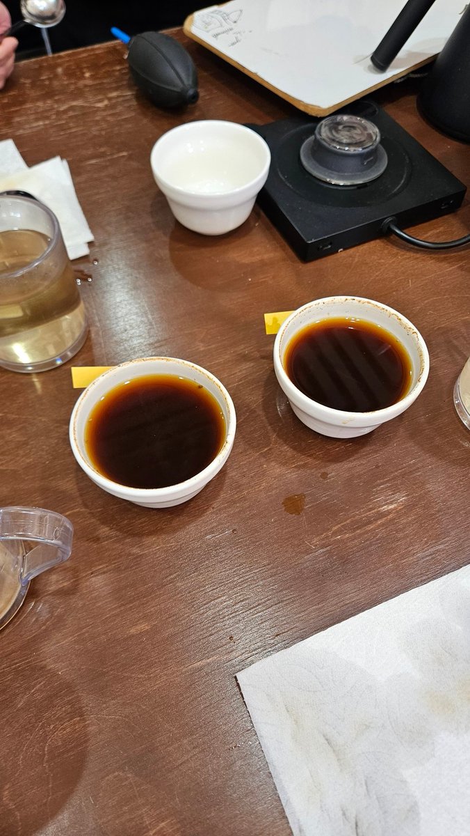 AppleMint_Kr's tweet photo. 最近、��きつけのお店に顔を出すと、ロースティングや生豆のクオリティを見てほしいとお願いされることが多くなってきました。
Rwanda Busanz
右Dark :Darker color, ashy/bitter。
左 Fast : Lighter color, sour/grassy/green。
#焙煎 #コーヒー #Qgrader #Qinstructor #珈琲 #カッピング https://t.co/v17QOELOAo