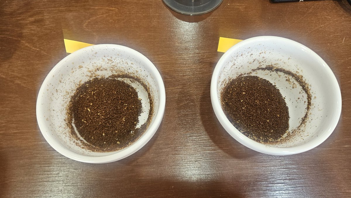 AppleMint_Kr's tweet photo. 最近、��きつけのお店に顔を出すと、ロースティングや生豆のクオリティを見てほしいとお願いされることが多くなってきました。
Rwanda Busanz
右Dark :Darker color, ashy/bitter。
左 Fast : Lighter color, sour/grassy/green。
#焙煎 #コーヒー #Qgrader #Qinstructor #珈琲 #カッピング https://t.co/v17QOELOAo