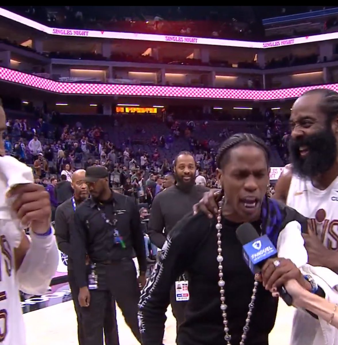 CWilliamson44's tweet image. Mic was gonna be with her at all costs lol