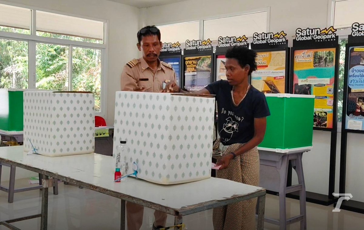 “ชนเผ่ามานิ” ลงเขา มาใช้สิทธิเลือกตั้ง

ที่หน่วยเลือกตั้งที่ 15 เขตเลือกตั้งที่ 2 ที่อาคารประชุมหน่วยพิทักษ์ป่าวังสายทอง  ต.น้ำผุด อ.ละงู จ.สตูล กลุ่มชนเผ่ามานิที่อาศัยอยู่บนเทือกเขาบรรทัด ได้เดินทางลงจากเขาเพื่อไปใช้สิทธิ์เลือกตั้ง ประมาณ 30 คน 

#เลือกตั้ง69 #เลือกอีกสักตั้ง