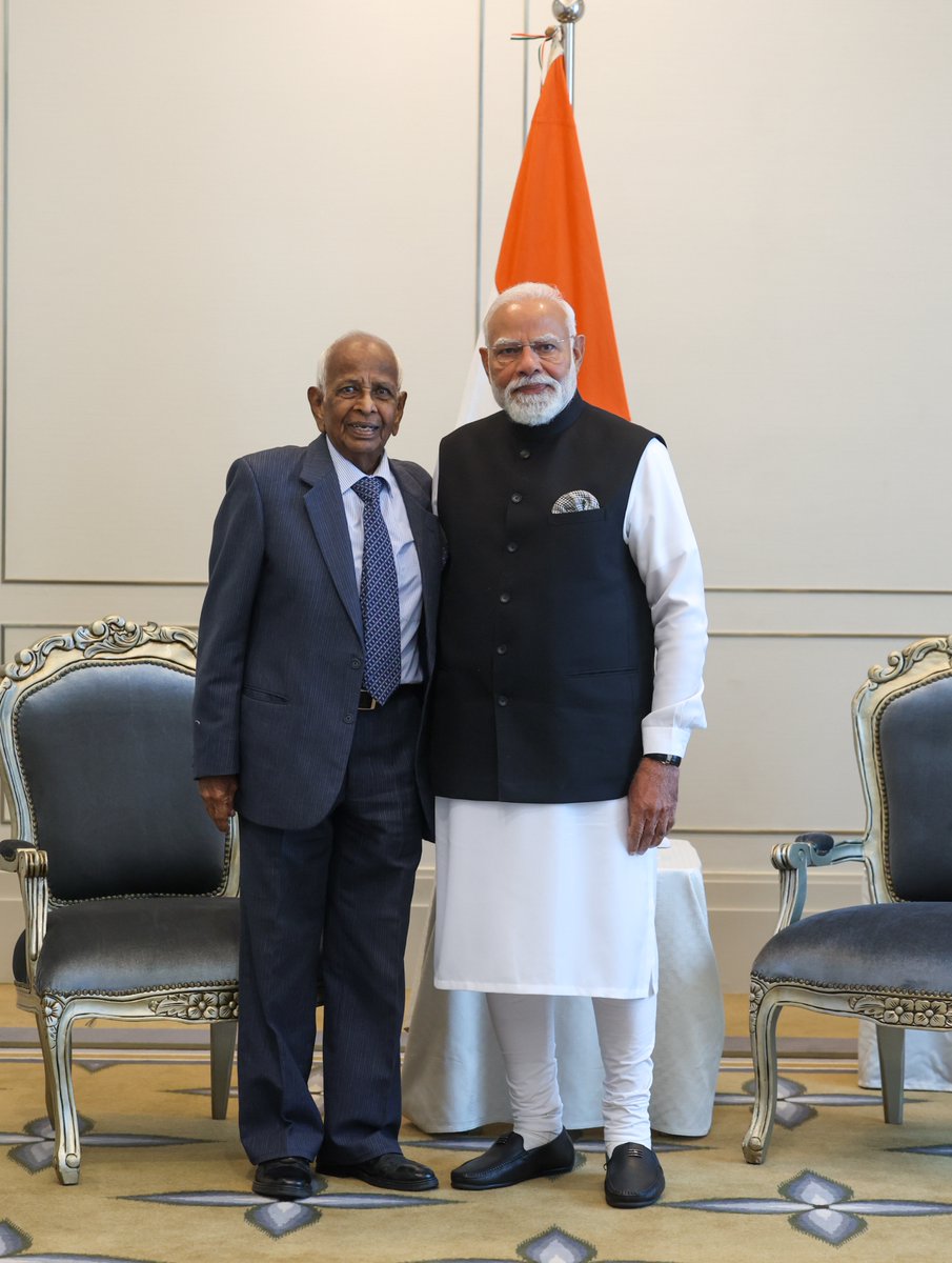timesofindia's tweet image. Prime Minister #NarendraModi meets an INA veteran in Kuala Lumpur, Malaysia. PM Modi tweets, "It was very special to meet #INA veteran Shri Jeyaraj Raja Rao.  His life is marked by immense courage and sacrifice. Listening to his experiences was very inspiring."

#PMModi #Malaysia