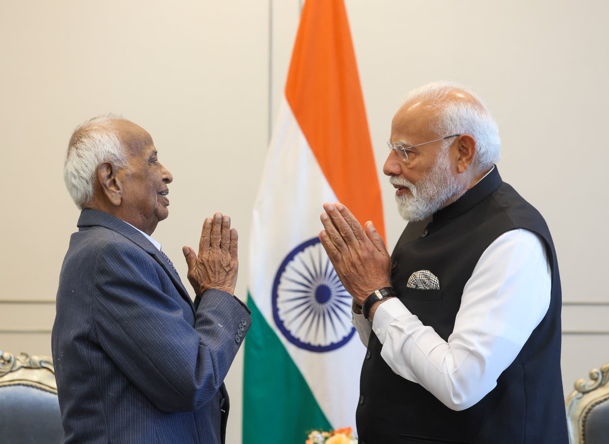 timesofindia's tweet image. Prime Minister #NarendraModi meets an INA veteran in Kuala Lumpur, Malaysia. PM Modi tweets, "It was very special to meet #INA veteran Shri Jeyaraj Raja Rao.  His life is marked by immense courage and sacrifice. Listening to his experiences was very inspiring."

#PMModi #Malaysia