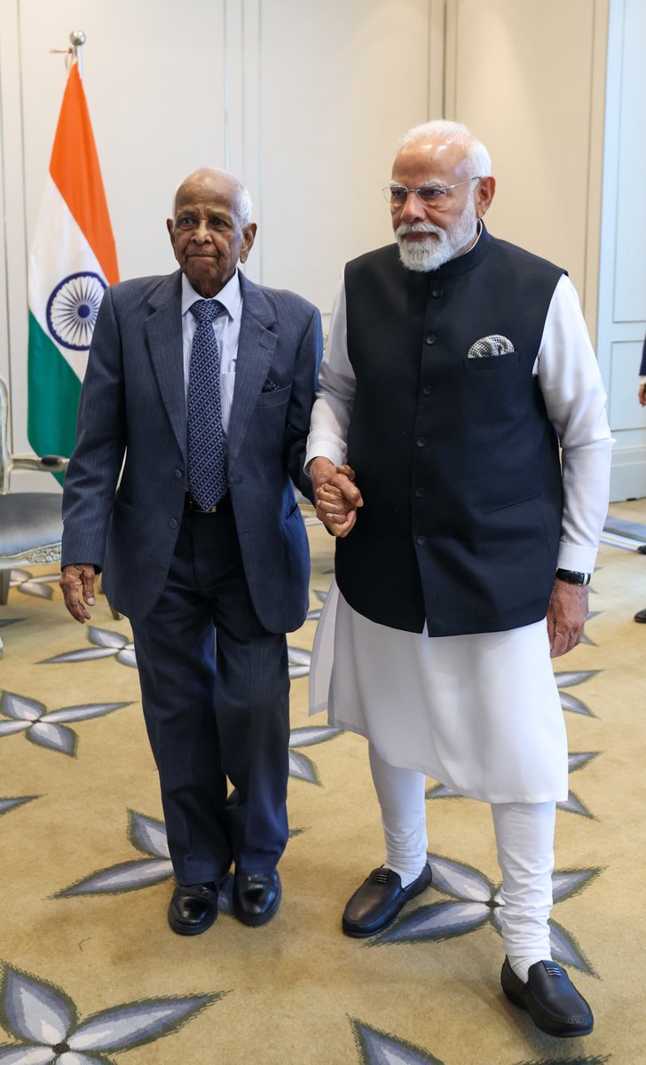 timesofindia's tweet image. Prime Minister #NarendraModi meets an INA veteran in Kuala Lumpur, Malaysia. PM Modi tweets, "It was very special to meet #INA veteran Shri Jeyaraj Raja Rao.  His life is marked by immense courage and sacrifice. Listening to his experiences was very inspiring."

#PMModi #Malaysia