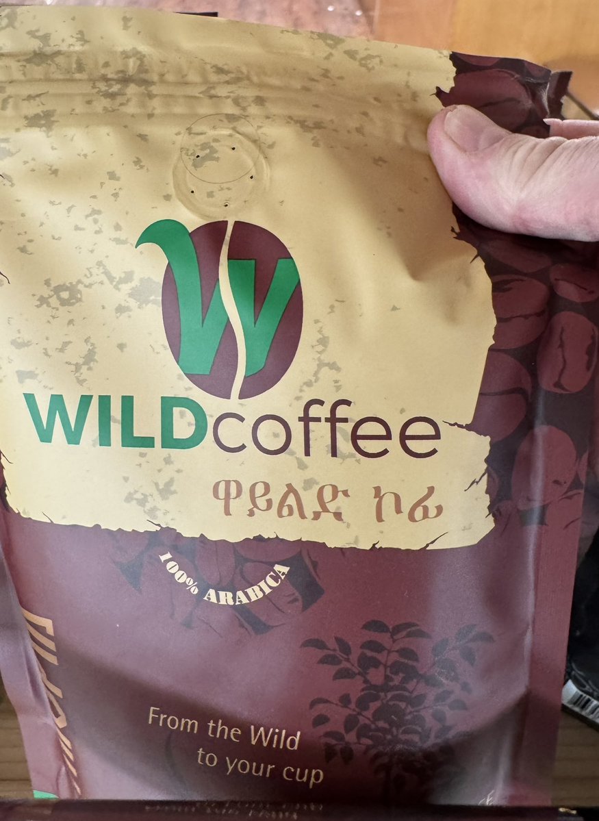 J’ai acheté hier à Addis-Abeba le meilleur café torréfié du Monde, puisque le terme désigne une région éthiopienne (Kaffa) d’où est originaire cette plante. Elle est aujourd’hui répandue sur au mons trois continents.
Mais retrouvez sur le site du Village de la justice mon article