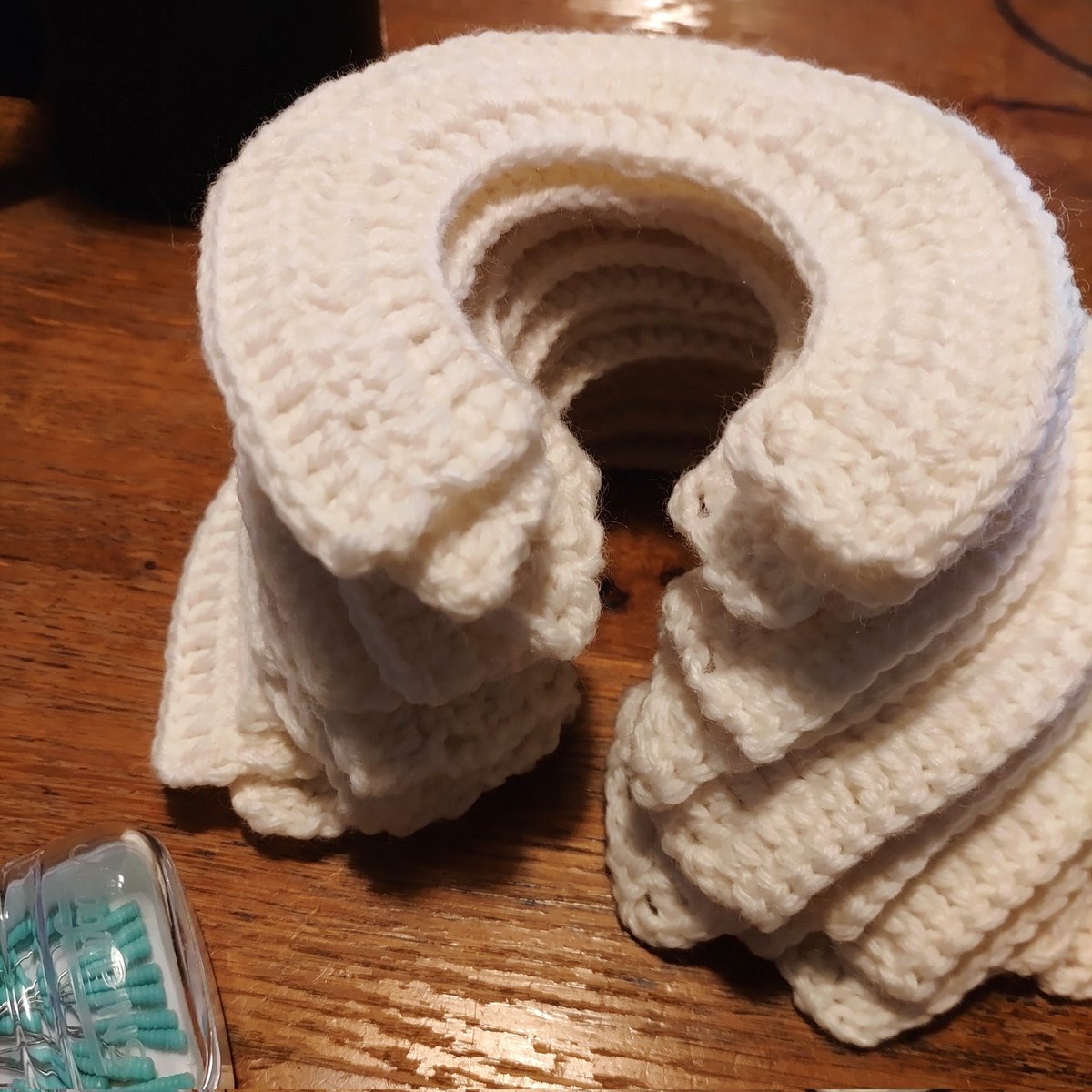 ケープを編んでいます🧶
20cm、15cm用2サイズの予定です。

#ぬいFes06