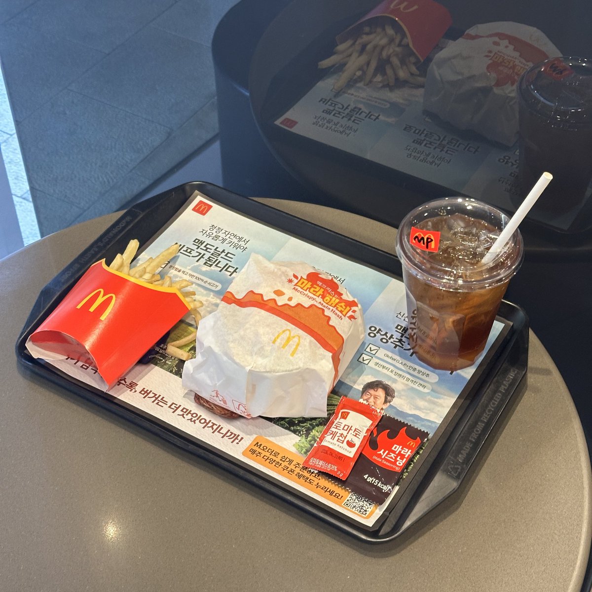 _pom0813's tweet photo. 韓国マクドナルドの期間限定メニューが今麻辣味で激アツすぎた!🥺 わたしはハッシュポテト入りのクリスピーを注文💡痺れの効いたソースで想像より本格的+辛み強め◎辛いの苦手な人は注意かも⚠️ポテト用の麻辣シーズニングも痺れ強めで、麻辣好きにはたまらなすぎた🥺あとマンゴーピーチティー絶品🫶🏻 https://t.co/DY0Iai9pyM