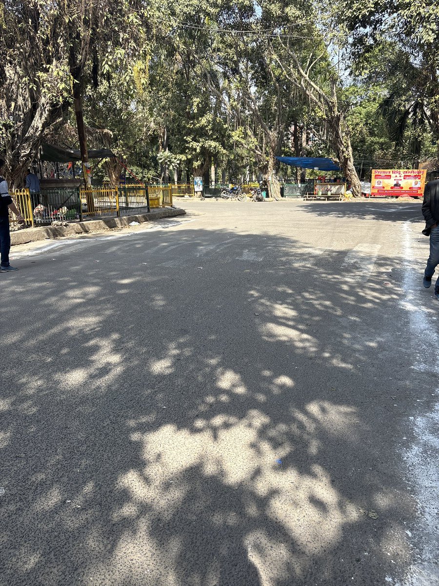 DebadattaRay's tweet photo. @CeoNoida @noida_authority @Noidatraffic All the internal road speed breakers zebra markings worn out and requires fresh marking sector 62 B and C block. Photos attached. In recent cases accidents have increased due to lack of adherence to basic safety measures. https://t.co/SJ8iAlbELe