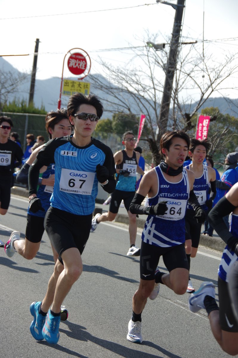 HNsk4223's tweet photo. 2026.02.08  #全日本実業団ハーフマラソン 一般男子ハーフマラソン
.
スタートしてしばらくは集団すぎて難しい…💦
.
#全実ハーフ https://t.co/8ddIYo5Ydq