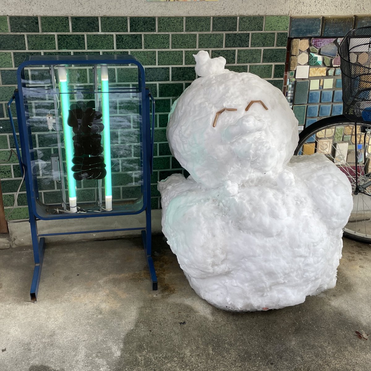 小雪舞うなか鴨川湯へ。力作の雪だるまがお出迎え。
#京都銭湯
#二十四節気湯めぐり 17