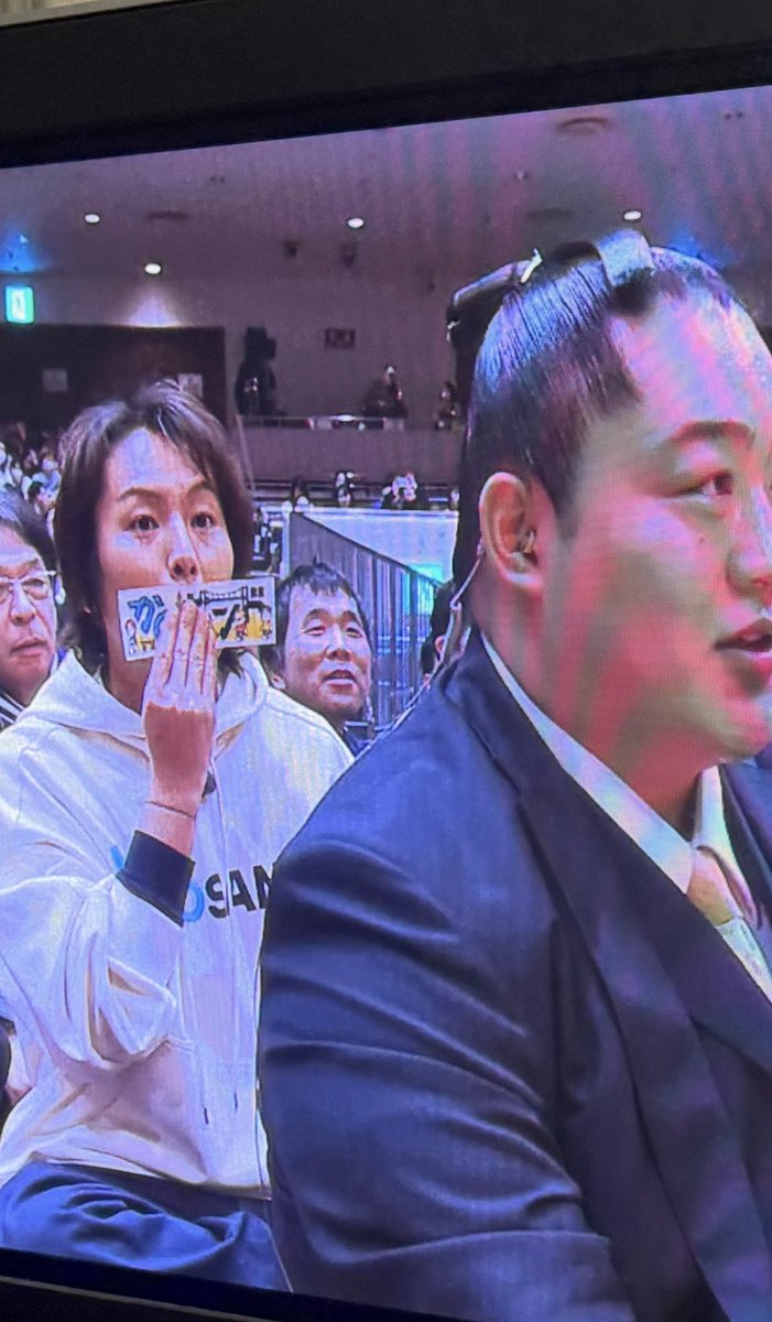 7010PS's tweet photo. 競馬🏇見たまんま携帯いじってたらいつの間にか相撲はじまってて笑
たまたまチラっとみたらエーコーがw
こいつ笑いの神ついてるよなー😂 https://t.co/QMoNCAjysp