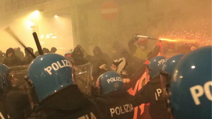 BessoneMassimo's tweet photo. Disordini e devastazioni del corteo di manifestanti - pro Pal, anarchici, centri sociali, sindacati - contro le #olimpiadi #MilanoCortina. 
Posso immaginare gli anarchici e i centri sociali, ma quello che non riesco ad immaginare è cosa abbiamo i sindacati contro le olimpiadi! 😏 https://t.co/Wx1HYSjcdJ