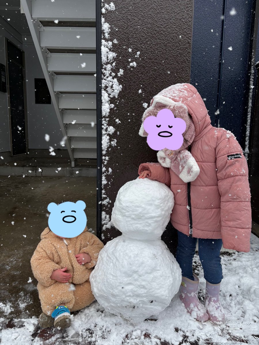 雪遊びしました⛄️
雪だるま久しぶりに作った⛄❄
実家にいた頃は毎年のように作ってた気がする🤣