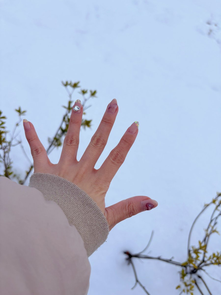 すんごく雪。
この雪の中ひとりで音殺してあるくキルアゲームしたの私だけだと思う
寒くて手が赤くなった