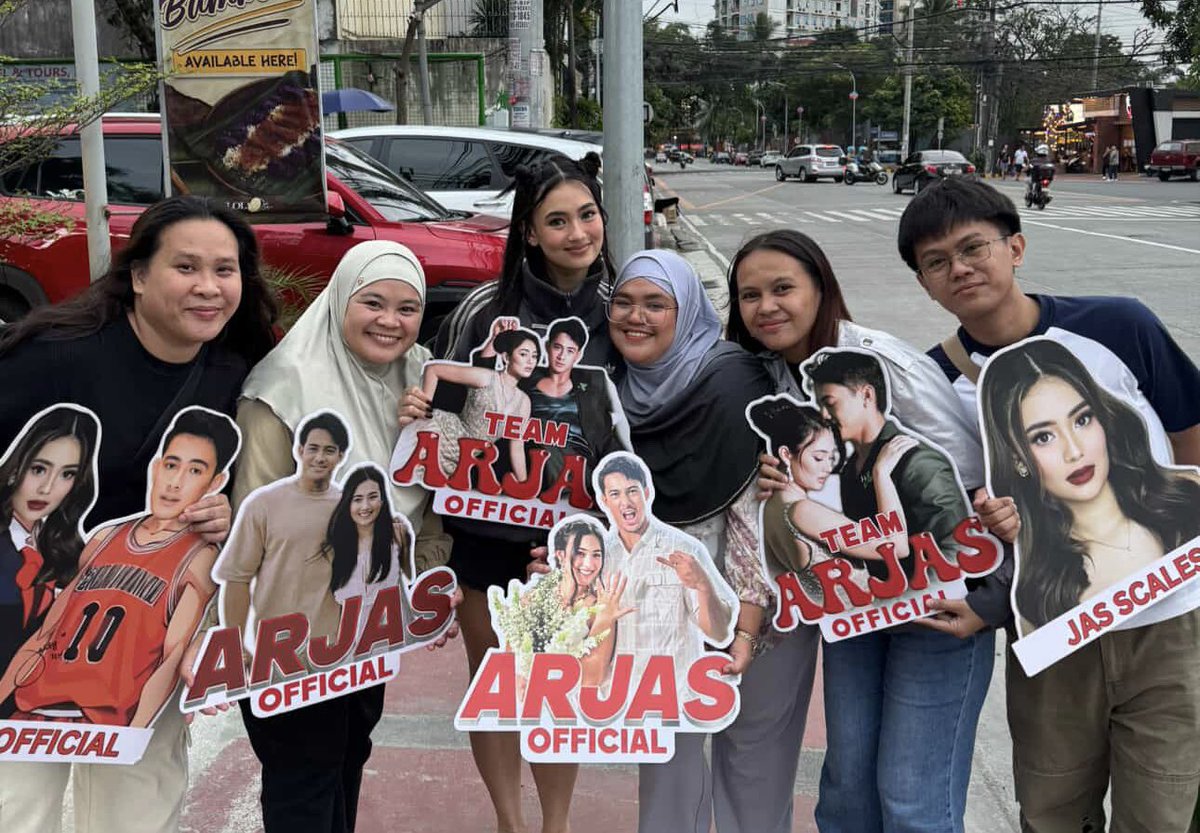 arjasOG's tweet photo. Thank you Team Live, for patiently waiting for Jas after her performance to get a picture with her.

Even with the short time, we were able to fill all 5 slots completely, thanks to everyone’s dedication and effort.♥️🥹

#ArJas  #JasScales https://t.co/234t8EARgo