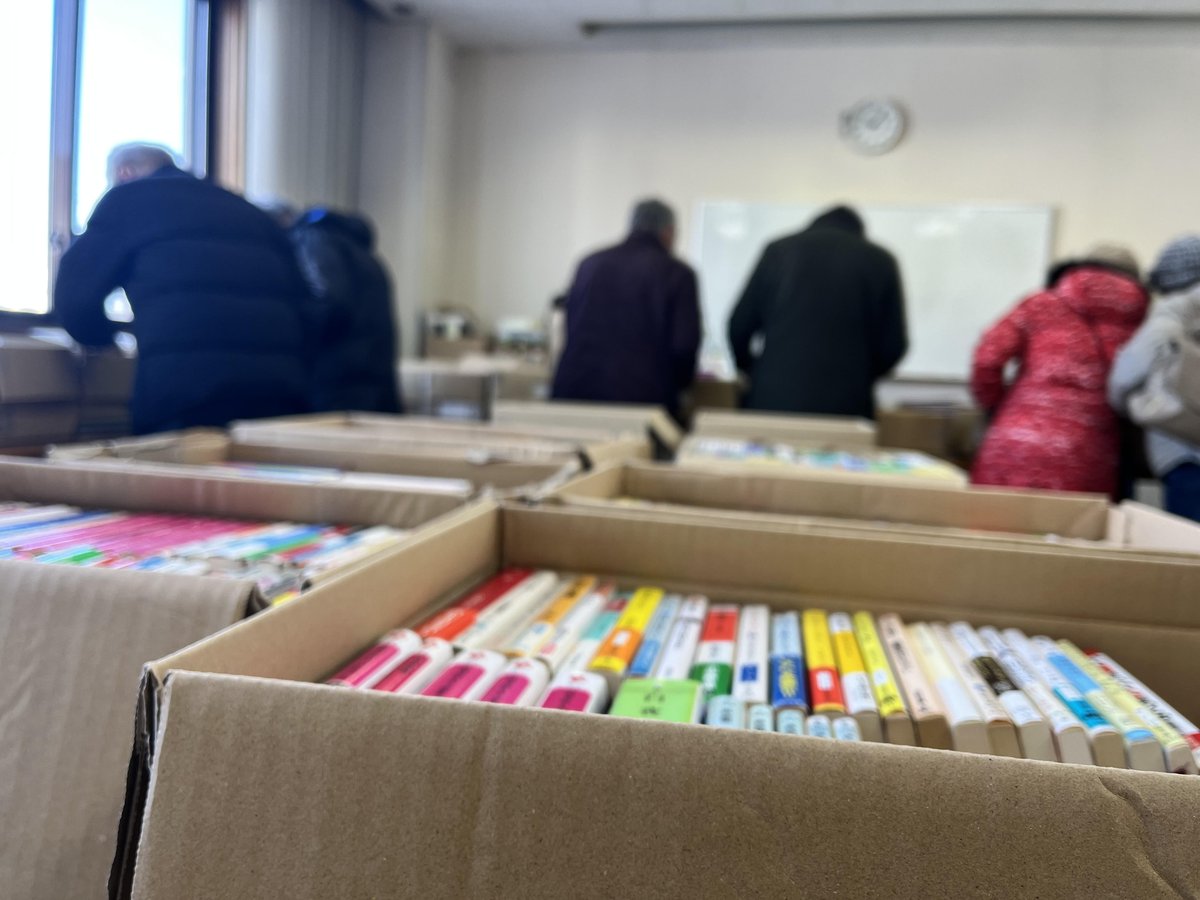 【ミニ古本市 終了】
本日のミニ古本市、終了いたしました。本日は一般書や文庫だったため、一人当たりの冊数が多い印象でした。お気に入りの本は見つかったでしょうか？
ご来場いただいた皆さま、ありがとうございました！次回は、5月の開催を予定しています🥰