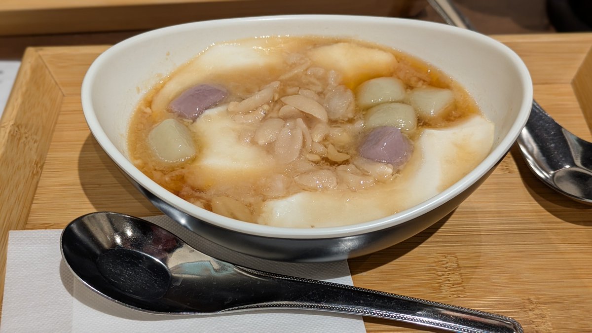 「縁（yuan）」で台湾茶の蜜香紅茶・阿里山高山茶と豆花をいただきました

蜜香紅茶は花やかな香りの烏龍茶、阿里山高山茶は口当たりの優しいまろやかな甘みのある緑茶、豆花はふわとろ食感で、しっとりとしつこくない甘みのスイーツという感じでした