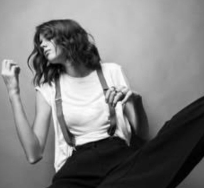 *La verdad 
Y soy sincera 
Me han dicho y me han comparado 
Con tantísimas cosas ,,
Pero con un error nunca 
Y no  es que me duela  
Me duele más 
Reconocer que esa persona 
Ni tan siquiera llegó 
A ser eso en mi vida .