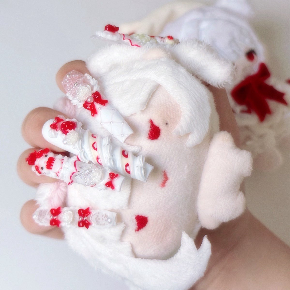 네일이랑 찰떡..❤🤍 밍끼 순순히 받침대가 돼.