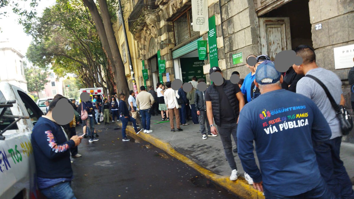 LaColoniaJuarez's tweet image. Autoridades se muestran permisivas con galerías abusivas como el Salon ACME que en esta #artweek así bloqueó la vía pública. Intentaron ENGAÑAR a vecinos de #ColoniaJuarez y policía mostrando permiso revocado; pese a ello la @AlcCuauhtemocMx
y @GobCDMX lo promueven en sus redes.