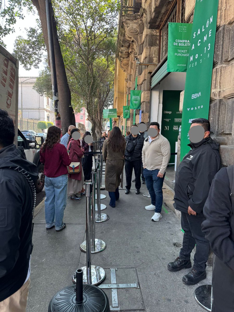 LaColoniaJuarez's tweet image. Autoridades se muestran permisivas con galerías abusivas como el Salon ACME que en esta #artweek así bloqueó la vía pública. Intentaron ENGAÑAR a vecinos de #ColoniaJuarez y policía mostrando permiso revocado; pese a ello la @AlcCuauhtemocMx
y @GobCDMX lo promueven en sus redes.