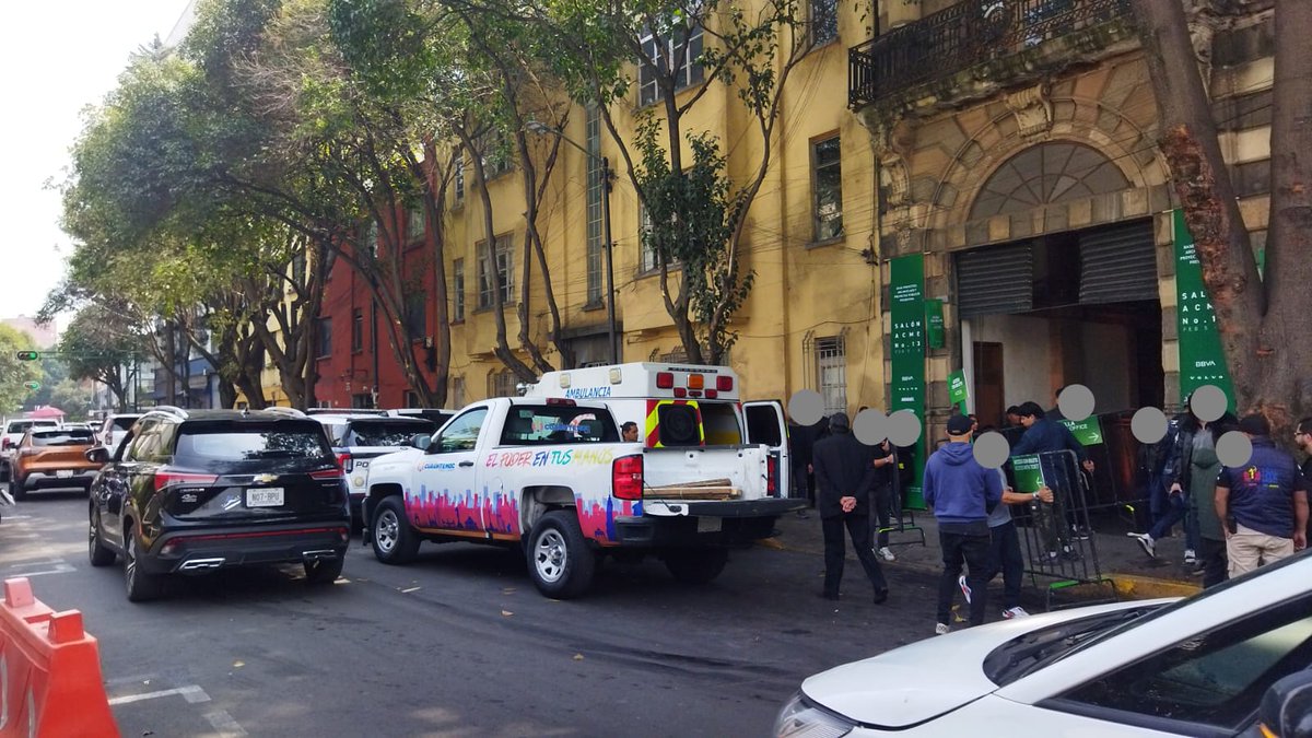 LaColoniaJuarez's tweet image. Autoridades se muestran permisivas con galerías abusivas como el Salon ACME que en esta #artweek así bloqueó la vía pública. Intentaron ENGAÑAR a vecinos de #ColoniaJuarez y policía mostrando permiso revocado; pese a ello la @AlcCuauhtemocMx
y @GobCDMX lo promueven en sus redes.