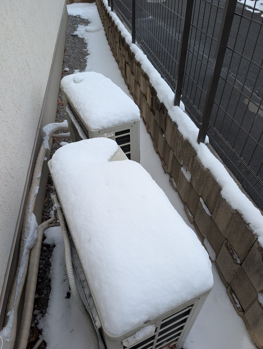 sankojutakucom's tweet photo. 暖房つけている時って、エアコンは
室内に暖かい空気を出して、
室外には、冷気を出します。
なので、室外機が冷えてしますので、雪はどかした方が効率が上がるはずです。
埼玉は午後には雪がやんだので、室外機も見てみてください。
ついでに外水道も凍らないようにご注意を
大澤 https://t.co/y7NPcSfYZd